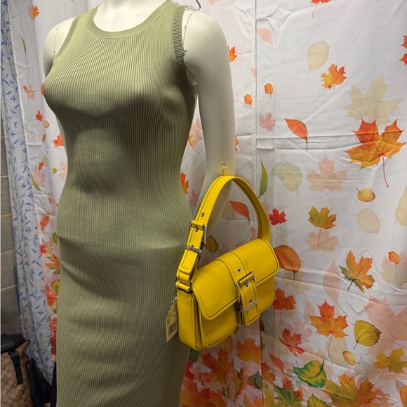 Michael Kors MICHAEL MICHAEL KORS
Colby Medium Leather Shoulder Bag - Picture 16 of 16